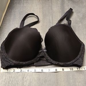 Victoria's Secret Bra: black with lace